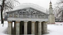 Také modely významných světových staveb, které jsou součástí areálu Miniuni na ostravské Černé louce, přikryla pořádná sněhová čepice.