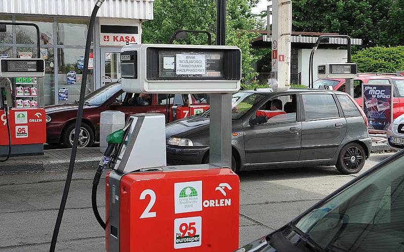 Situace o víkendu u benzínky v Chalupkách na polské straně.