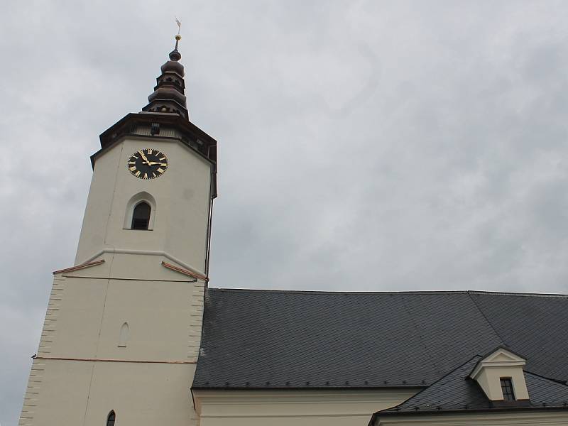 Oprava věže završila postupnou, několik let trvající rekonstrukci kostela sv. Mikuláše v Bílovci. Moderní hodiny zaujmou každého, zvláště v noci.