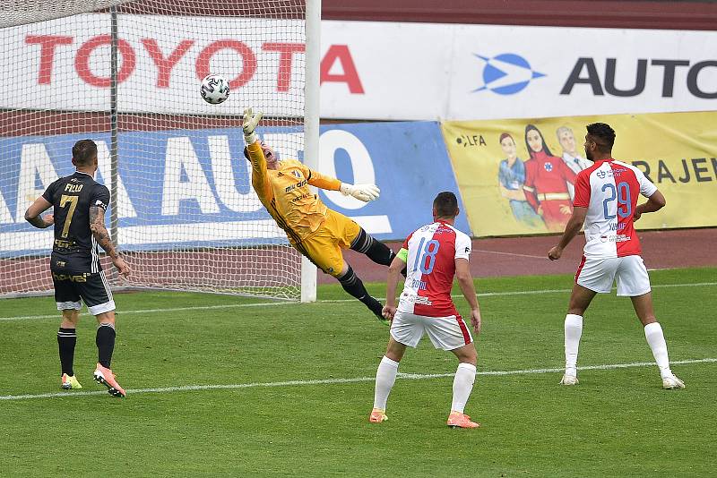 Utkání 29. kola první fotbalové ligy: FC Baník Ostrava - SK Slavia Praha, 10. června 2020 v Ostravě. Střed brankář Baníku Jan Laštůvka.