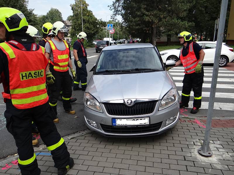 Srážka tří aut ve Výstavní ulici v Ostravě-Mariánských Horách.