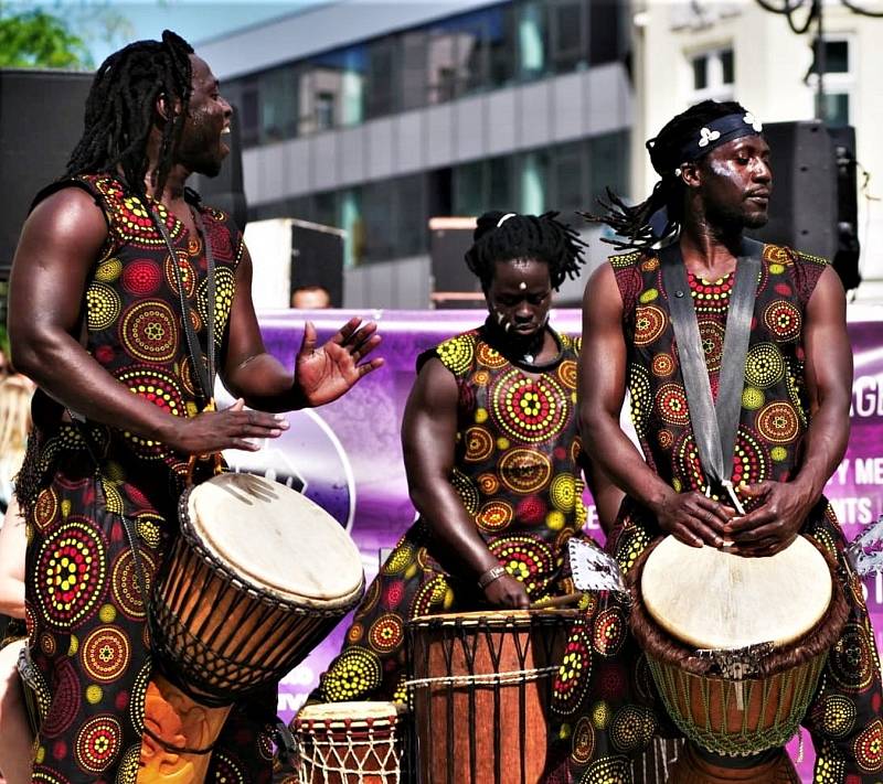 Festival v ulicích slibuje velkou zábavu. Dorazí umělci z Argentiny, Austrálie, Česka, Konga, Filipín, Francie, Itálie, Japonska, Kanady, Německa, Senegalu a Španělska.