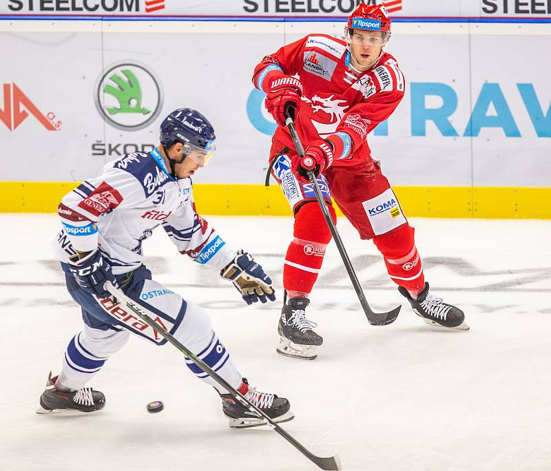 Utkání 33. kola hokejové extraligy: HC Vítkovice Ridera - HC Oceláři Třinec, 17. září 2019 v Ostravě. Zleva Dominik Lakatoš z Vítkovic a Martin Gernát z Třince.