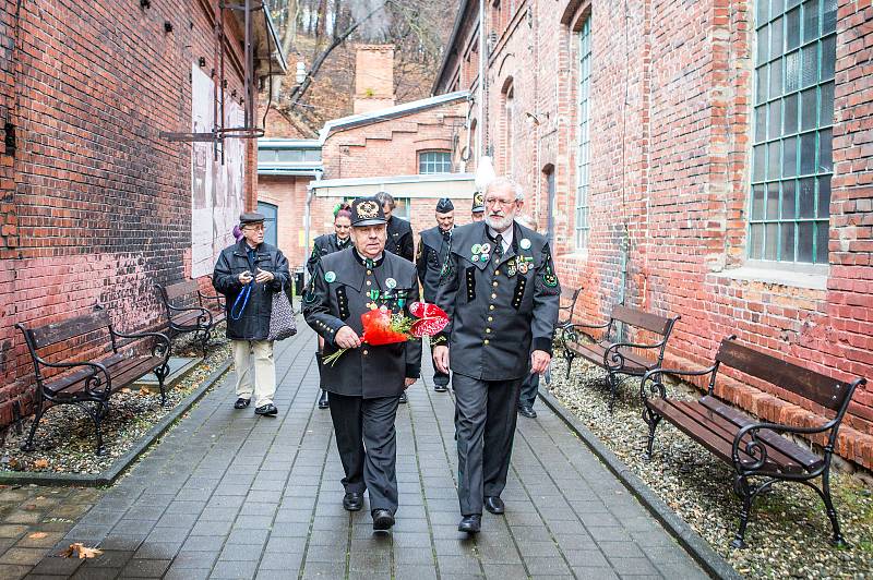 Horníci v krojích uctili památku svaté Barbory v areálu ostravského hornického muzea Landek.