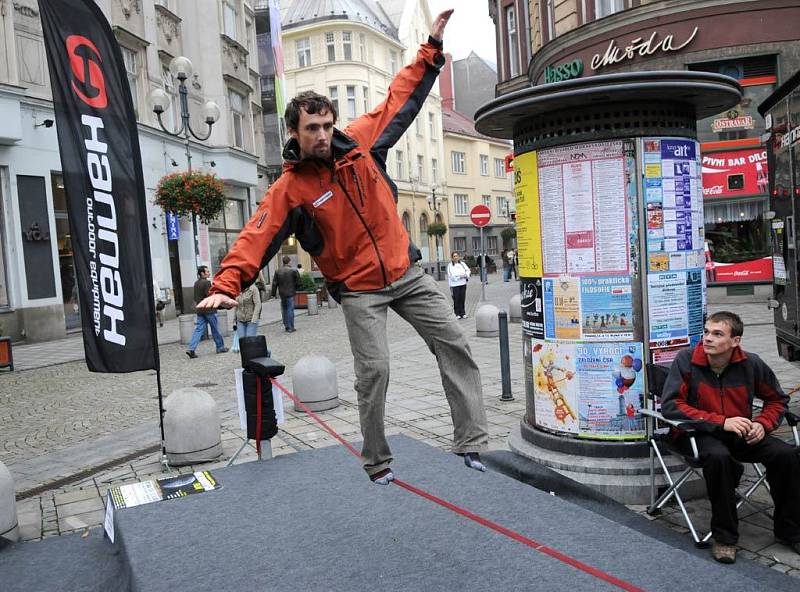 Filmový festival outdoorových filmů rozjela v pátek adrenalinová show s názvem Outdoor park, na Jiráskově náměstí v centru Ostravy