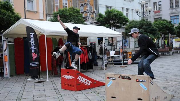 Filmový festival outdoorových filmů rozjela v pátek adrenalinová show s názvem Outdoor park, na Jiráskově náměstí v centru Ostravy