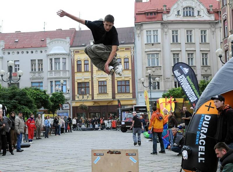 Filmový festival outdoorových filmů rozjela v pátek adrenalinová show s názvem Outdoor park, na Jiráskově náměstí v centru Ostravy