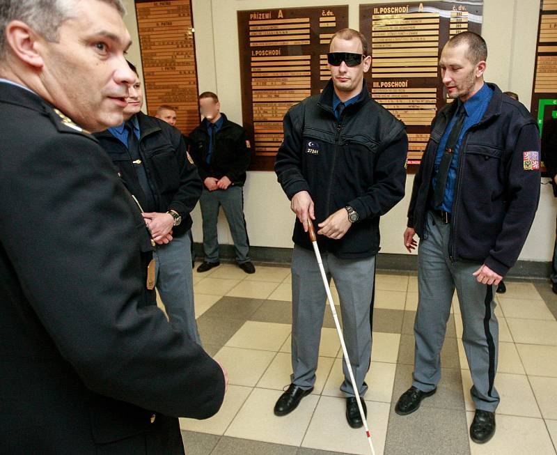 Cvičení nazvané Zásady bezpečnostních prohlídek u nevidomých lidí s vodícími psy absolvovali v pátek příslušníci ostravské justiční stráže.