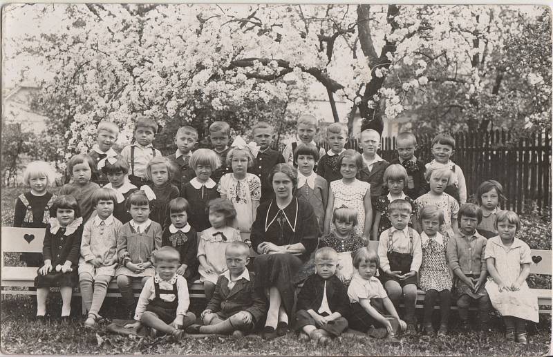 Dlouholetou tradici mateřské školy v Ostravě-Nové Vsi dokládá skupinová fotografie dětí, pořízená v závěru školního roku 1935/1936. Dívka uprostřed druhé řady s brýlemi a velkou bílou mašlí ve vlasech je Rita, dcera místního židovského podnikatele a výrob