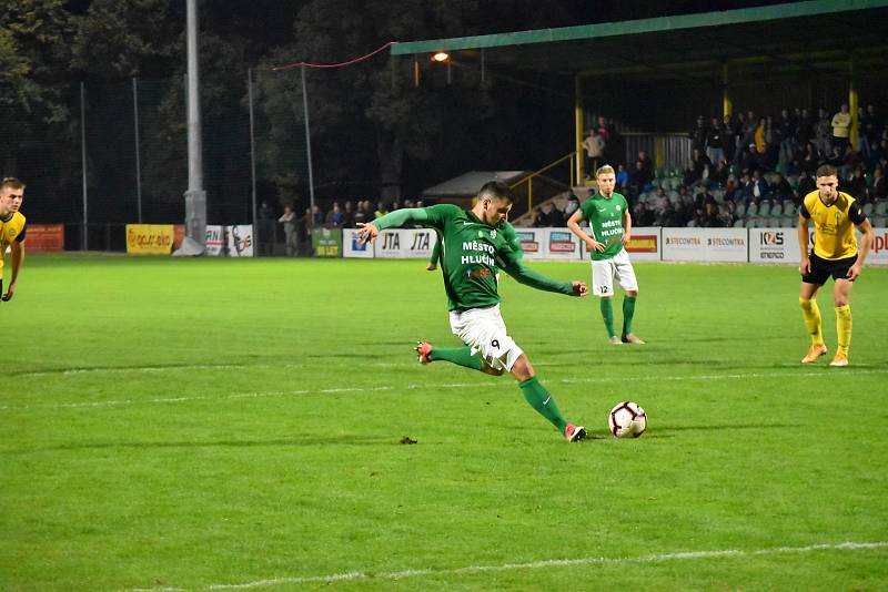 Fotbalisté Petřkovic (ve žluto-černém) při výhře 2:1 v Hlučíně (3. 10. 2020).