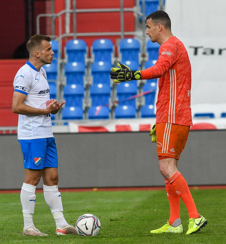 Fotbalisté Baníku Ostrava bojovali 15. května 2021 v utkání 32. ligového kola se Zlínem. Domácí Nemanja Kuzmanovič a gólman hostí Matěj Rakovan.