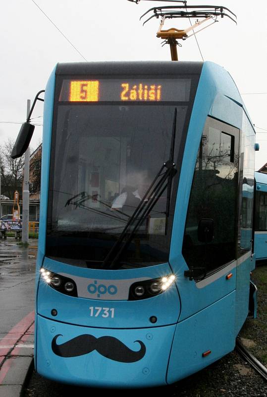 Ulice Ostravy brázdí "kníraté" tramvaje.