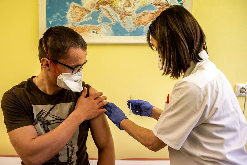 Ve Fakultní nemocnici Ostrava začalo očkování proti nemoci  Covid-19 koncem roku 2020 - 29. prosince.