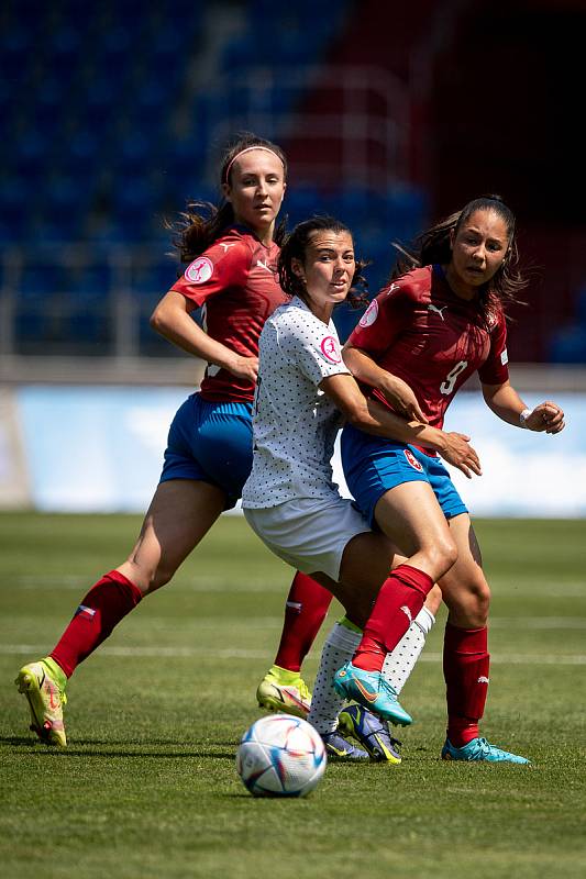 Mistrovství Evropy ve fotbale žen U19 - Česká Republika - Francie, 27. června 2022 v Ostravě. (střed) Judith Coquet z Francie a Kim Dinh Thanhová z Česka.