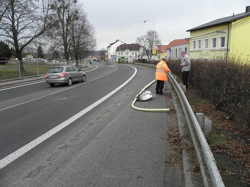 Sloup dopadl do pruhu ve směru do Hlučína. V té chvíli tudy naštěstí neprojíždělo žádné vozidlo.