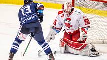 Utkání předkola play off hokejové extraligy - 2. zápas: HC Vítkovice Ridera - HC Olomouc. Zleva Samuel Bitten z Vítkovic a brankář Olomouce Branislav Konrád.