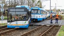 Srážka autobusu s tramvají Ostravě-Martinově.