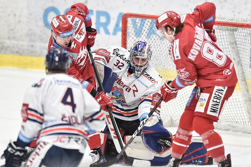 Čtvrtfinále play off hokejové extraligy - 4. zápas: HC Vítkovice Ridera - HC Oceláři Třinec, 25. března 2019 v Ostravě. Na snímku (zleva) Jiří Polanský, brankář Vítkovic Patrik Bartošák a Michal Kovařčík.