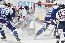Utkání 36. kola hokejové extraligy: HC Vítkovice Ridera - HC Kometa Brno, 18. ledna 2019 v Ostravě. Na snímku (střed) brankář Brna Karel Vejmelka a Jan Schleiss.