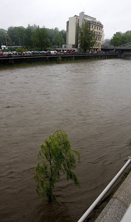 Vytrvalý déšť zaplavil Havlíčkovo nábřeží v Ostravě.