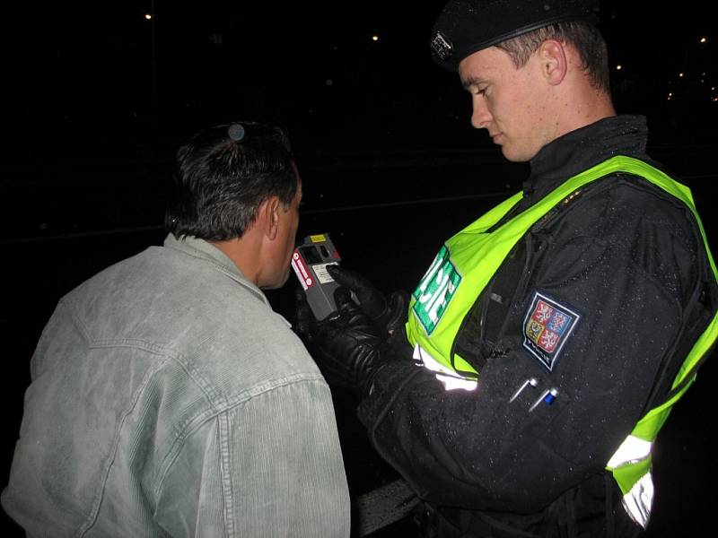 Policisté zkontrolovali během osmi hodin na pět set aut.