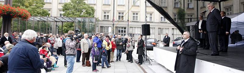 Setkání prezidenta Miloše Zemana s občany na Prokešově náměstí v centru Ostravy. 