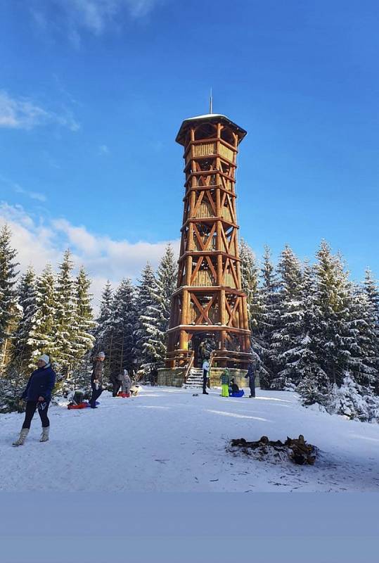 Velké Karlovice lákají na sáňkování, snowtubing i běžky.