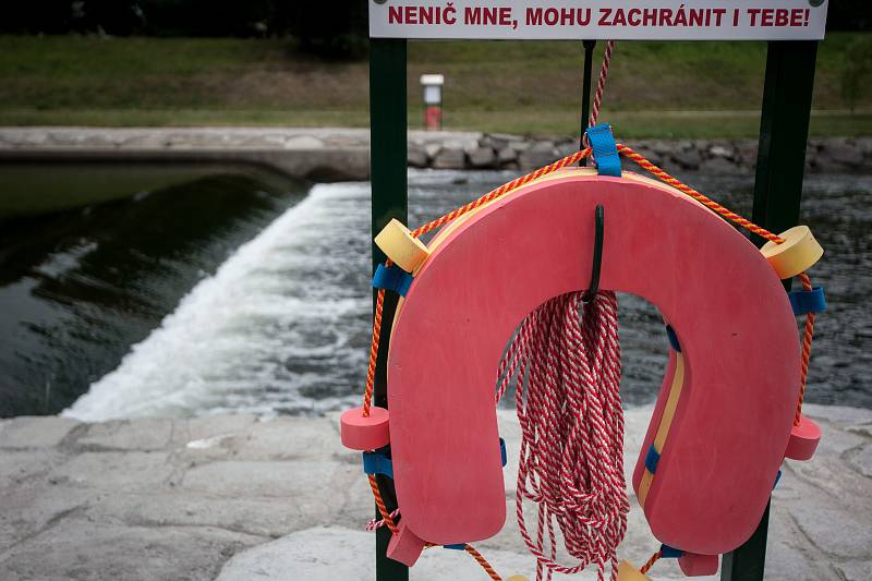 Záchranný kruh na břehu Ostravice v blízkosti splavu u Nové radnice v Ostravě.