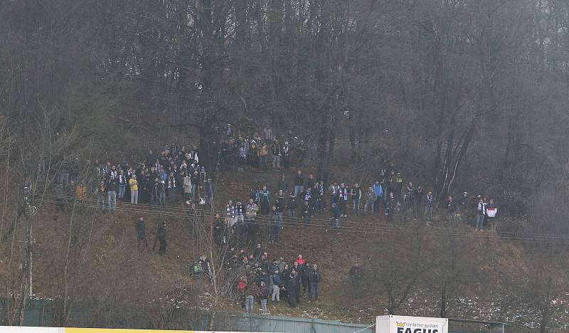 Fotbalisté Zlína (žluté dresy) hráli doma s Baníkem Ostrava 2:2. Zápas sledoval jen omezený počet diváků. Foto: Jan Zahnaš