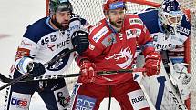 Utkání 3. kola hokejové extraligy: HC Oceláři Třinec - HC Vítkovice Ridera, 15. prosince 2020 v Třinci. (zleva) Roman Polák z Vítkovic a Tomáš Marcinko z Třince.