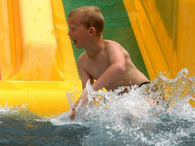 Pravé léto to ještě není, přesto počasí uplynulých dní vylákalo už spoustu velkých i malých Ostravanů k prvním vodním radovánkám. Mnoho lidí bylo v pondělí třeba na koupališti zvaném Čapkárna v centru města.