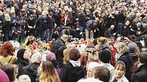 Den po tragické události lidé uctili minutou ticha památku obětí úterních událostí na náměstí Place de la Bourse. Mezi přítomnými byli i muslimové.