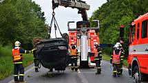 Zásah hasičů u dopravní nehody osobního automobilu na silnici u obce Bravantice.