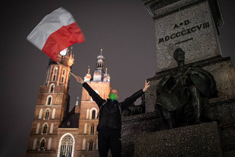 V polském Krakově pokračují protesty proti rozhodnutí ústavního soudu, které v Polsku zavádí téměř úplný zákaz potratů.