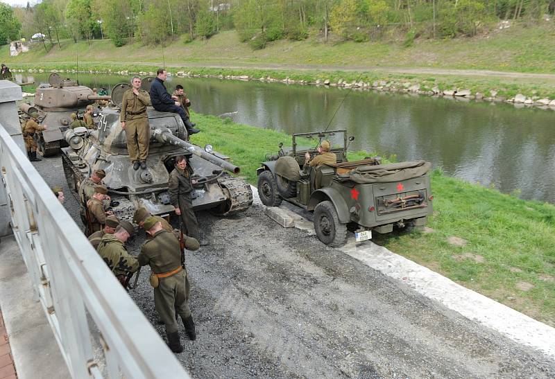 Historická ukázka osvobozovacích bojů v Ostravě na břehu řeky Ostravice u příležitosti oslav 70. výročí osvobození města..