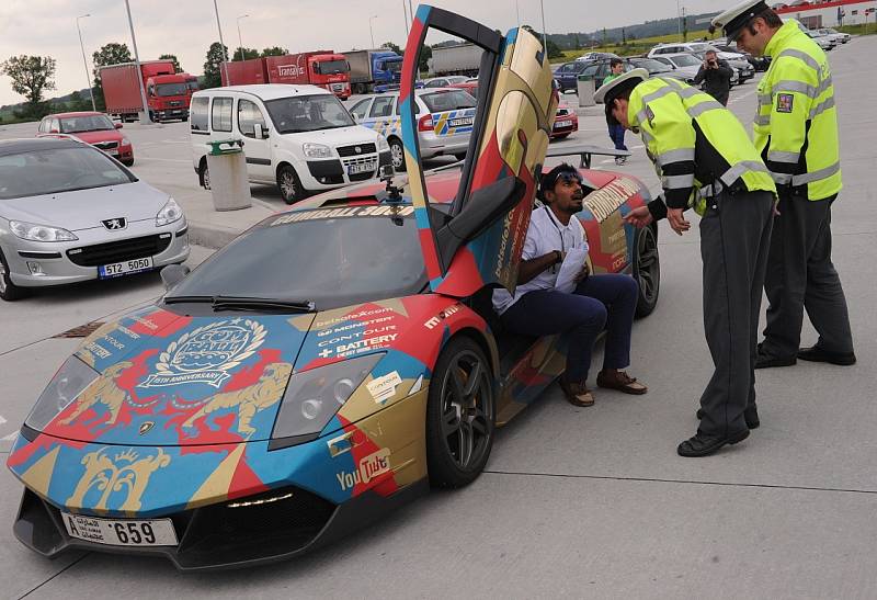 Zhruba stovka sportovních automobilů projela v rámci mezinárodního závodu Gumball 3000 i ostravským úsekem dálnice.