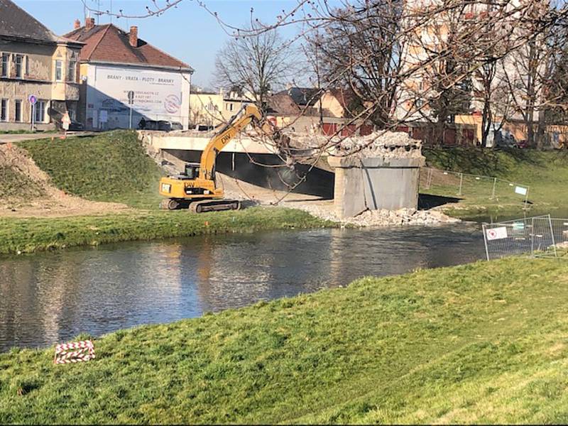 Demolice mostu na Mostní ulici v Opavě.