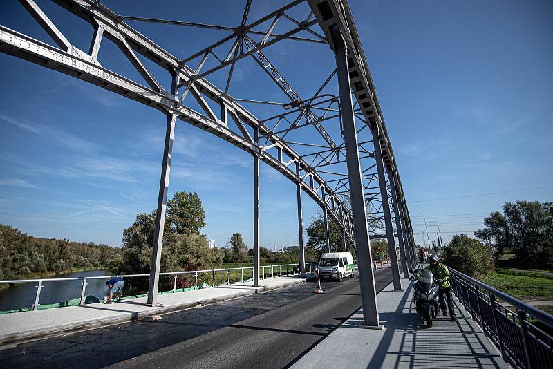 Uzavřený most přes řeku Odru v Ostravě-Přívoze, 4. října 202.