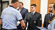 Ředitel moravskoslezské policie Tomáš Kužel předal v pondělí 24. srpna 2020 ocenění zachráncům policisty, kterého v Beskydech zasáhl blesk.