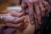 Zdravotnice očkovaly vakcínou Moderna proti koronaviru klienty Domova pro seniory Kamenec, 14. ledna 2021 v Ostravě.