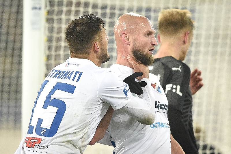 Utkání 4. kola českého fotbalového poháru MOL Cupu: Baník Ostrava - SK Slavia Praha, 30. října 2019 v Ostravě. Na snímku (zleva) Patrizio Stronati a Tomáš Smola.