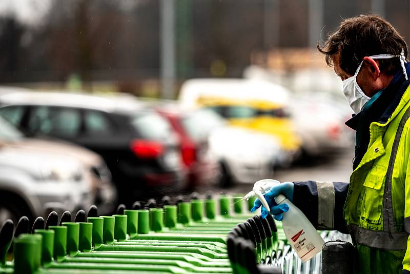 Senioři od 65 let, pro které vláda ČR kvůli karanténě vymezila dobu nákupu od 7 do 9 hodin, při svých ranních nákupech v Ostravě.