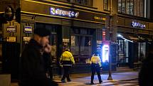 Prázdná Stodolní ulice 13. března 2020 v Ostravě. Vláda ČR vyhlásila dne 12. března 2020 stav nouze a rozhodla, že všechny restaurace a hospody budou kvůli koronavirovým opatřením uzavřeny ve 20:00. Policie kontroluje zda jsou všechny restaurace, hospody