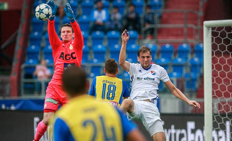 I. liga, 4. kolo, FC Baník - FK Teplice: 3 : 3, na snímku vlevo Tomáš Grigar, vpravo Tomáš Poznar