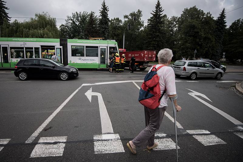 Nehoda tramvaje a nákladního automobilu na ulici 28. října ve čtvrtek 17. srpna 2017.