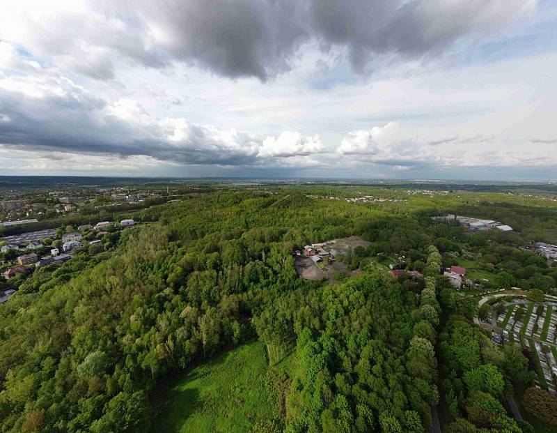 Výhledy z Haldy Ema nabízejí pohled na město Ostrava, Beskydy, Nízký Jeseník a ještě dál.