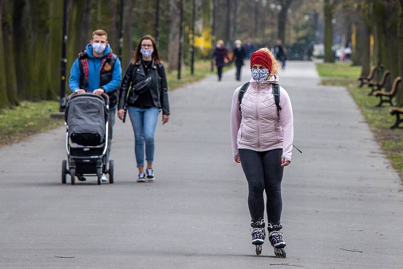 Lidé a roušky. Ilustrační foto.