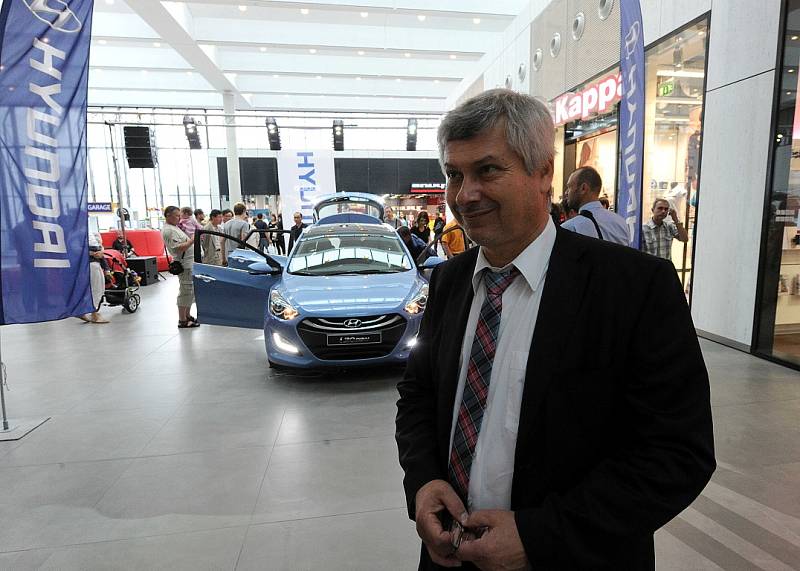 Taneční skupina Beat-Up v pátek odpoledne svým živým vystoupením odhalila novou chloubu nošovické automobilky Hyundai v obchodním centru Forum Nová Karolina.