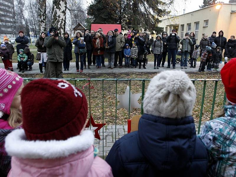 Ke zpívání koled se ve středu 11. prosince v předstihu připojila i i Mateřská škola Adamusova v Ostravě-Hrabůvce. A Deník byl u toho (-: