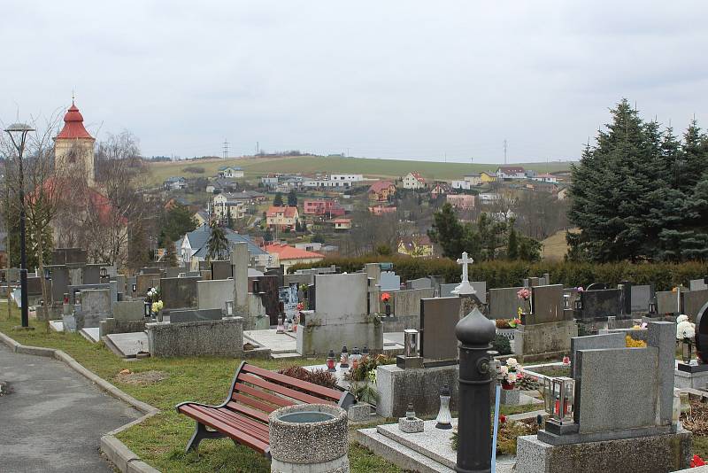 Hřbitov v Plesné prochází třetím rokem rekonstrukcí. Nyní se dělají přístupové chodníky k hrobům.